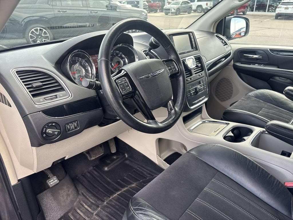 2016 Chrysler Town & Country Limited - Photo 10