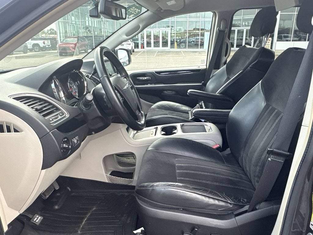 2016 Chrysler Town & Country Limited - Photo 19