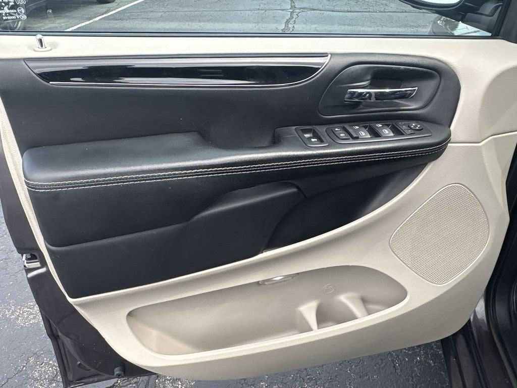 2016 Chrysler Town & Country Limited - Photo 22