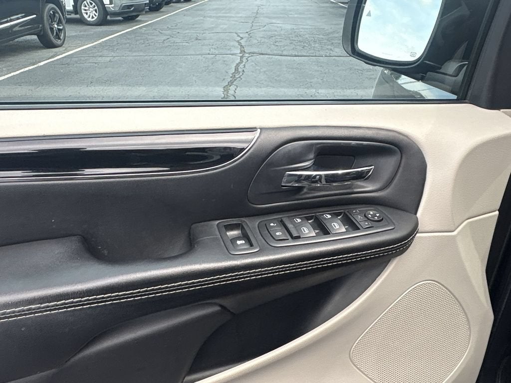 2016 Chrysler Town & Country Limited - Photo 23
