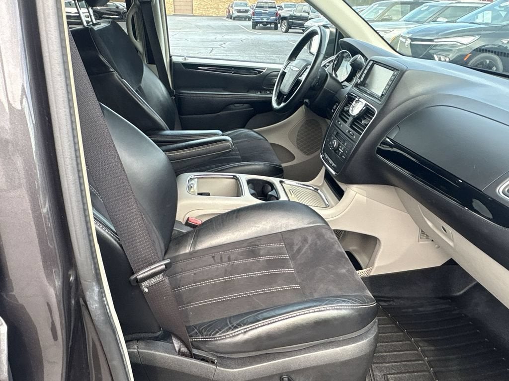 2016 Chrysler Town & Country Limited - Photo 27