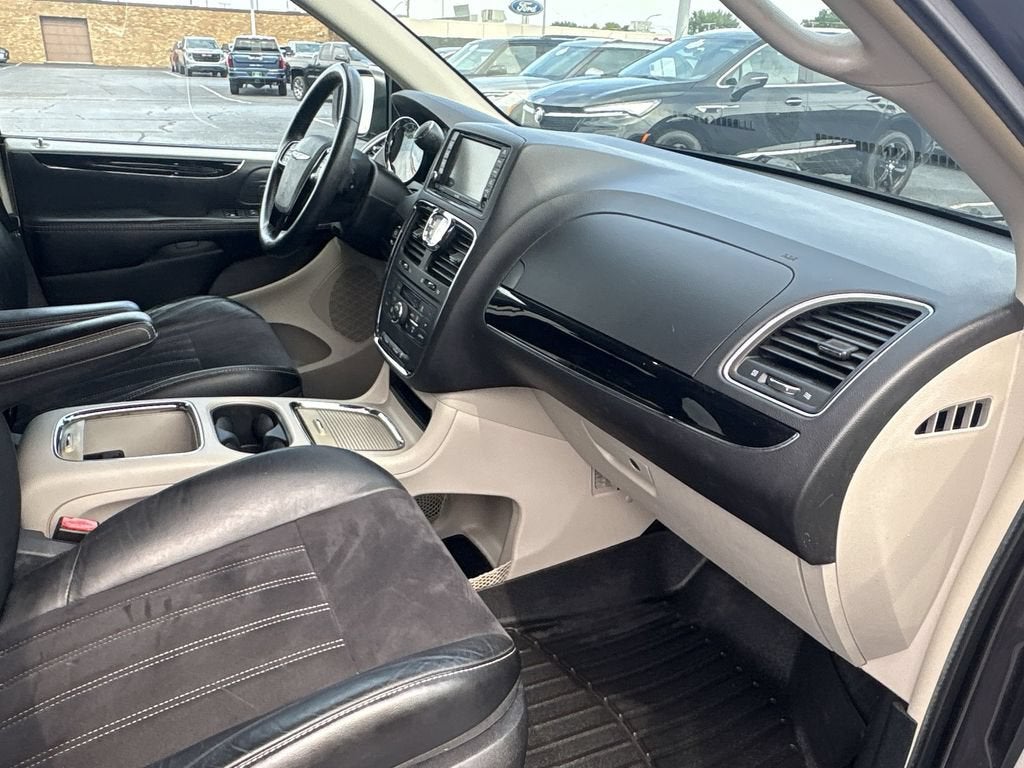 2016 Chrysler Town & Country Limited - Photo 28