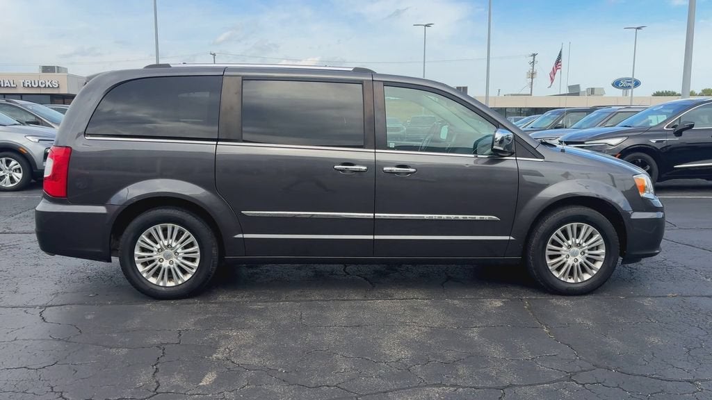 2016 Chrysler Town & Country Limited - Photo 9