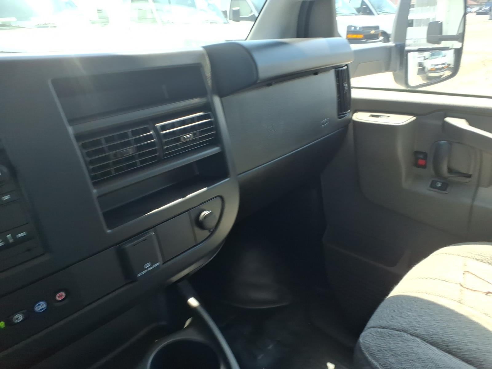 2026 GMC Savana Cutaway 3500 1WT